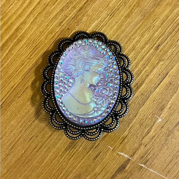 Iridescent Cameo brooch on a bronze background with double half ovals 1 3/4” - Picture 7 of 9